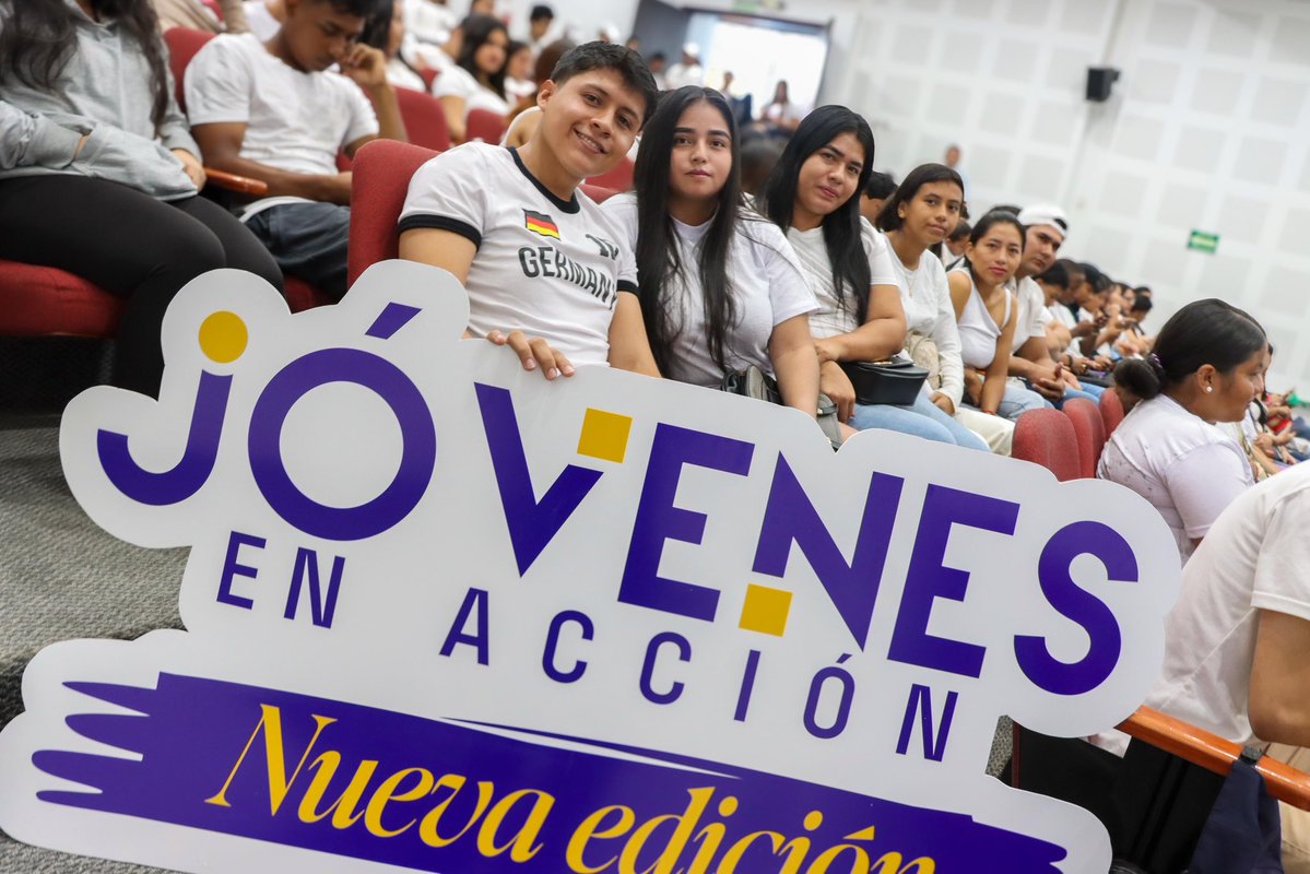 Educacion_Ec's tweet photo. 🎙️ [EN MEDIOS] Durante su visita a Santo Domingo de los Tsáchilas, la ministra @GildaAlcivarOk dialogó con medios locales como Radio Macarena, Radio Max, Zaracay TV y Majestad TV, donde compartió las acciones que impulsa el Gobierno Nacional en beneficio de la juventud.

En las entrevistas destacó #JóvenesEnAcción, una iniciativa que abre las puertas a la primera experiencia laboral para miles de jóvenes, permitiéndoles fortalecer sus habilidades, adquirir experiencia y dar un paso firme hacia la construcción de su futuro. 💼🚀🇪🇨