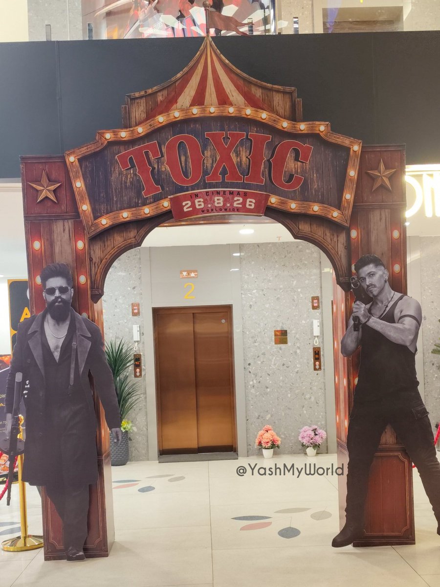Toxic_DaysToGo's tweet photo. Raya vs Ticket 🔥🔥

#ToxicTheMovie #Yash 
@TheNameIsYash https://t.co/zq5MBQZQEp