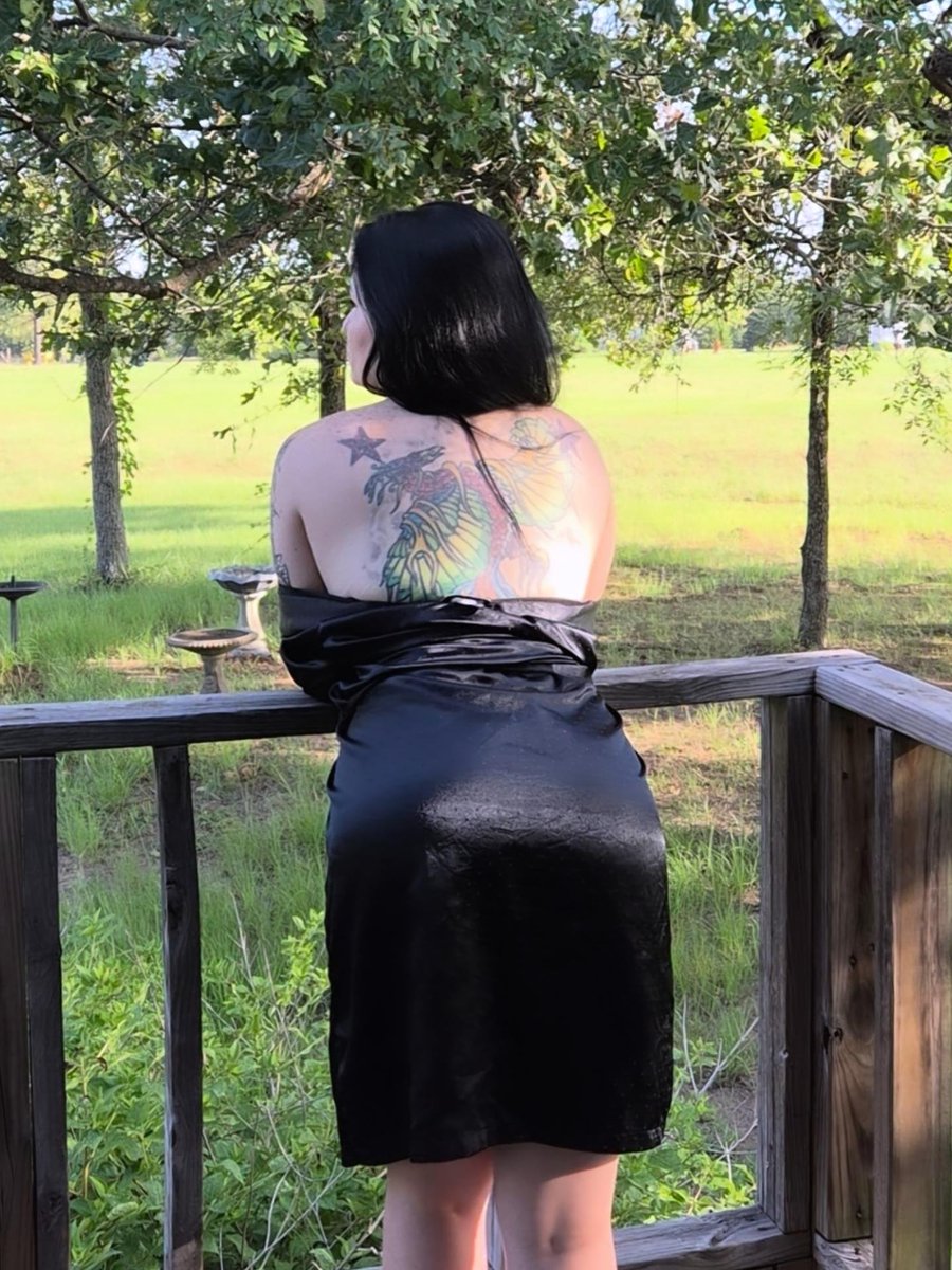 lilgothess's tweet photo. I do love a good porch railing... 😏 https://t.co/NzIFVC4lM2