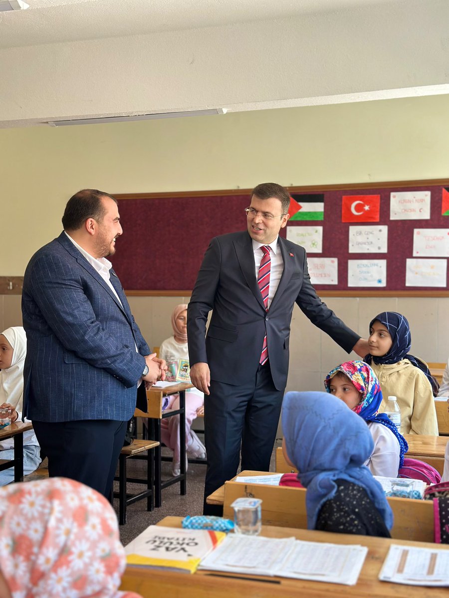 mtayyiporhan51's tweet photo. Niğde Valimiz Sayın Nedim Akmeşe, TÜGVA Yaz Okulumuzu ziyaret ederek öğrencilerimizle keyifli bir buluşma gerçekleştirdi. 

Sayın Valimize nazik ziyaretleri ve gençlerimize ufuk açan değerli sohbetleri için teşekkür ederiz. https://t.co/9Nznv7SnxD