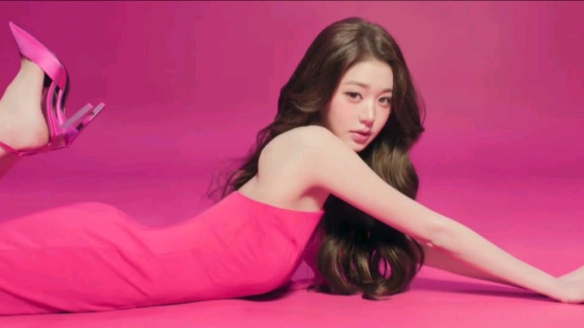jangvisual's tweet photo. don’t you love it when wonyoung https://t.co/w4eFxNYZlv