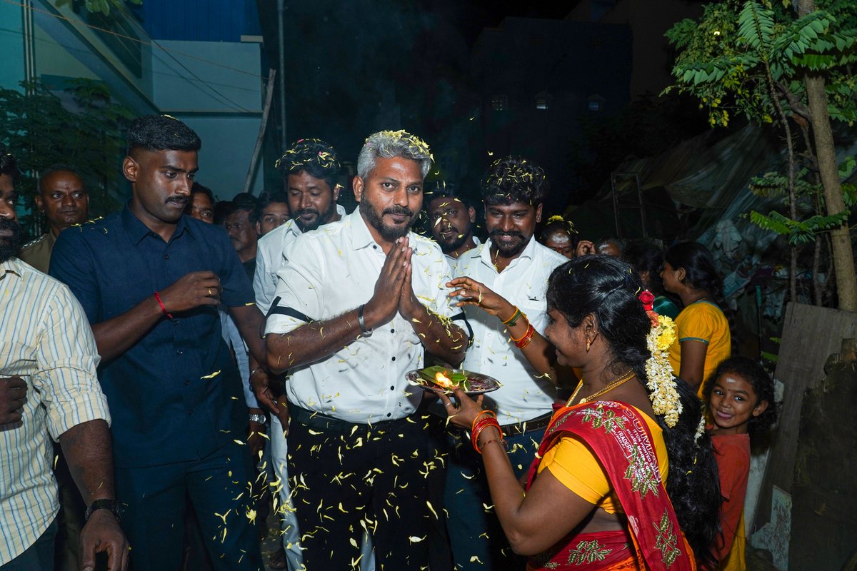 MarieWilson_TVK's tweet photo. நமது தொகுதிக்குட்பட்ட அருள்மிகு ஸ்ரீ அழகு முத்துமாரியம்மன் திருக்கோவிலின் 60-ஆம் ஆண்டு ஆடித் திருவிழா சிறப்பு வழிபாடுகளிலும், தொண்டையார்பேட்டை அருள்மிகு அங்காலா பரமேஸ்வரி அம்மன் திருக்கோவில் வழிபாட்டு நிகழ்வுகளிலும் கலந்து கொண்டு சாமி தரிசனம் செய்தேன்.

ஆர்.கே.நகர் தொகுதி மக்கள் அனைவரும் எல்லா வளமும் நலமும் பெற்று நல்வாழ்வு வாழ இறைவனைப் பிரார்த்தித்தேன்.

#RKNagar #AadiFestival #TempleFestival #SpiritualTN #MariaWilson