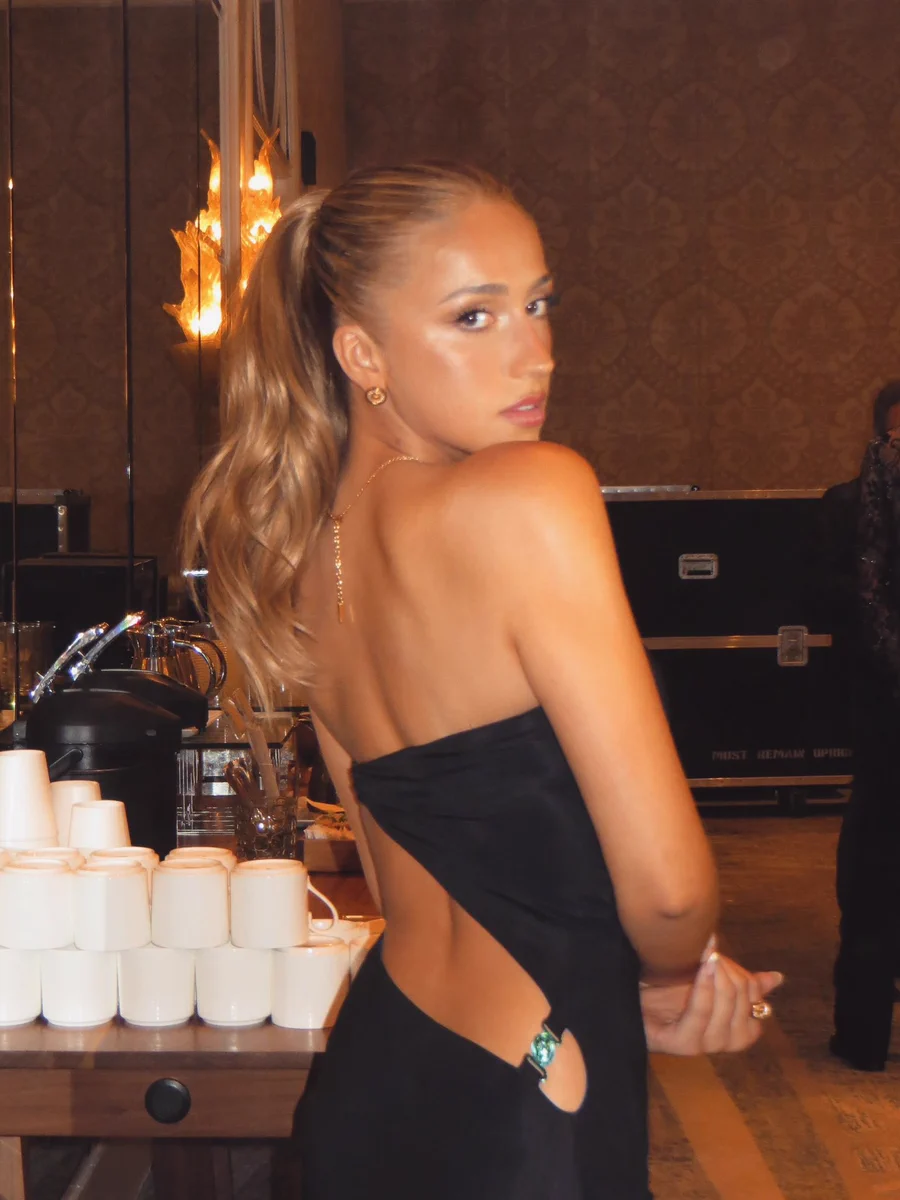 tate mcrae black dress Devon Reed on X: 