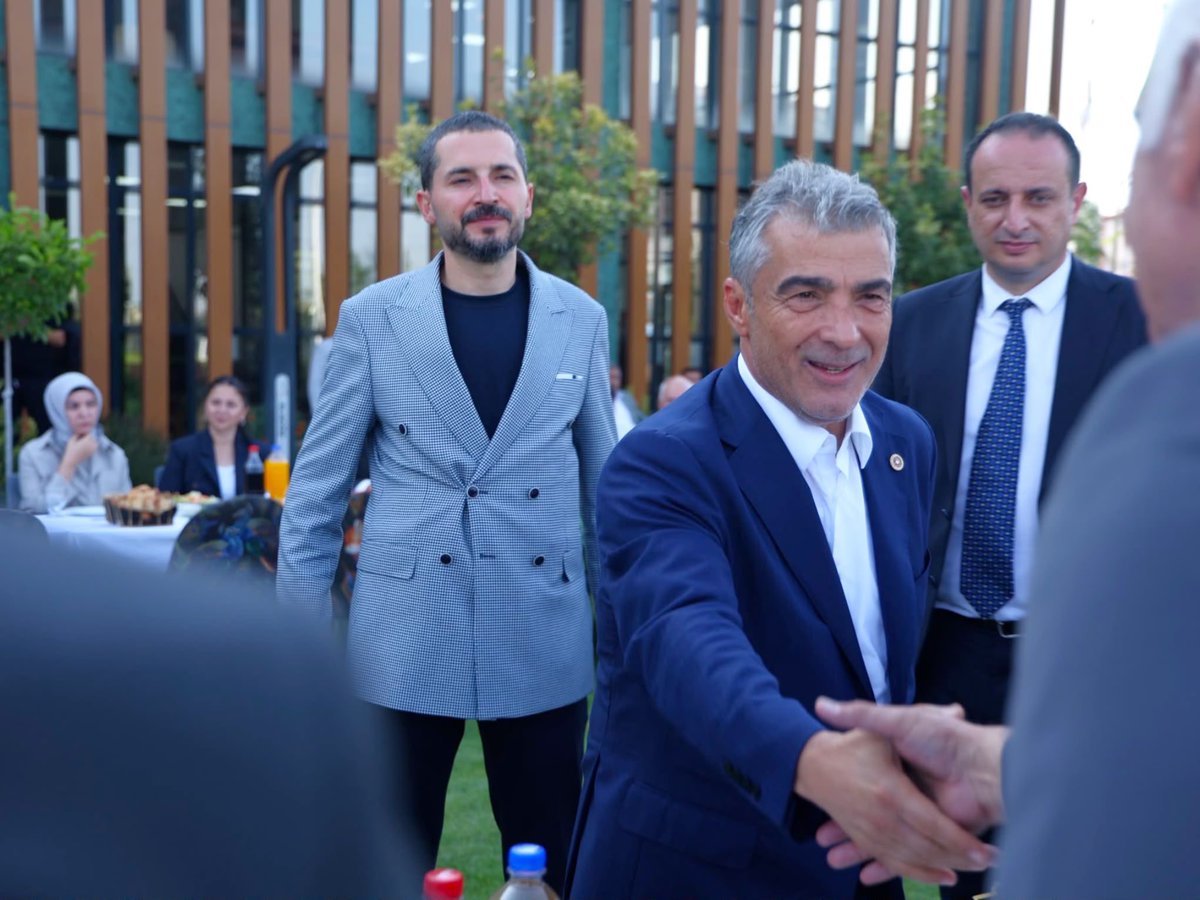 canturkalagoz's tweet photo. Adalet Bakanımız Sayın Akın Gürlek ile birlikte Alagöz Holding Iğdır FK Tesisleri’nde şehrimizin sivil toplum kuruluşları ve kıymetli kanaat önderlerimizle bir araya geldik.

Iğdır’ımızın ihtiyaçlarını, beklentilerini ve geleceğine dair hedeflerimizi istişare ettik.

Şehrimizin ortak aklı ve güçlü birlikteliğiyle Iğdır’ımız için çalışmaya devam edeceğiz.

Katılım sağlayan tüm hemşehrilerimize teşekkür ediyorum. 🇹🇷