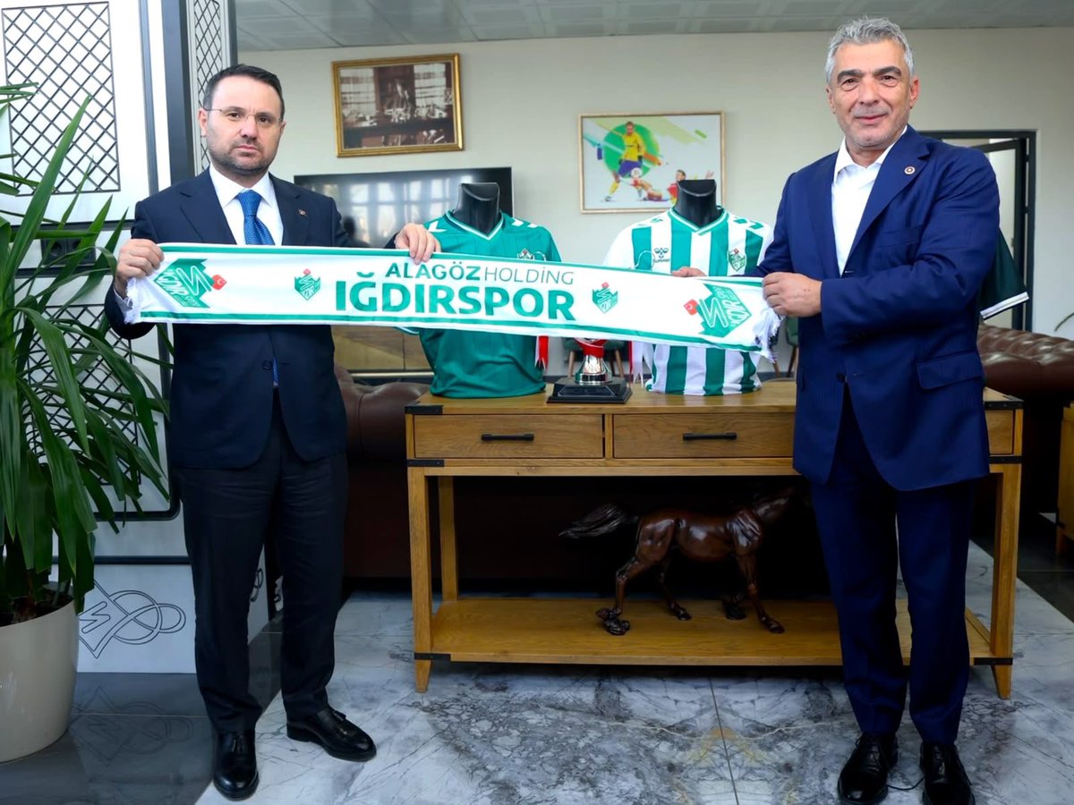 canturkalagoz's tweet photo. Adalet Bakanımız Sayın Akın Gürlek ile birlikte Alagöz Holding Iğdır FK Tesisleri’nde şehrimizin sivil toplum kuruluşları ve kıymetli kanaat önderlerimizle bir araya geldik.

Iğdır’ımızın ihtiyaçlarını, beklentilerini ve geleceğine dair hedeflerimizi istişare ettik.

Şehrimizin ortak aklı ve güçlü birlikteliğiyle Iğdır’ımız için çalışmaya devam edeceğiz.

Katılım sağlayan tüm hemşehrilerimize teşekkür ediyorum. 🇹🇷