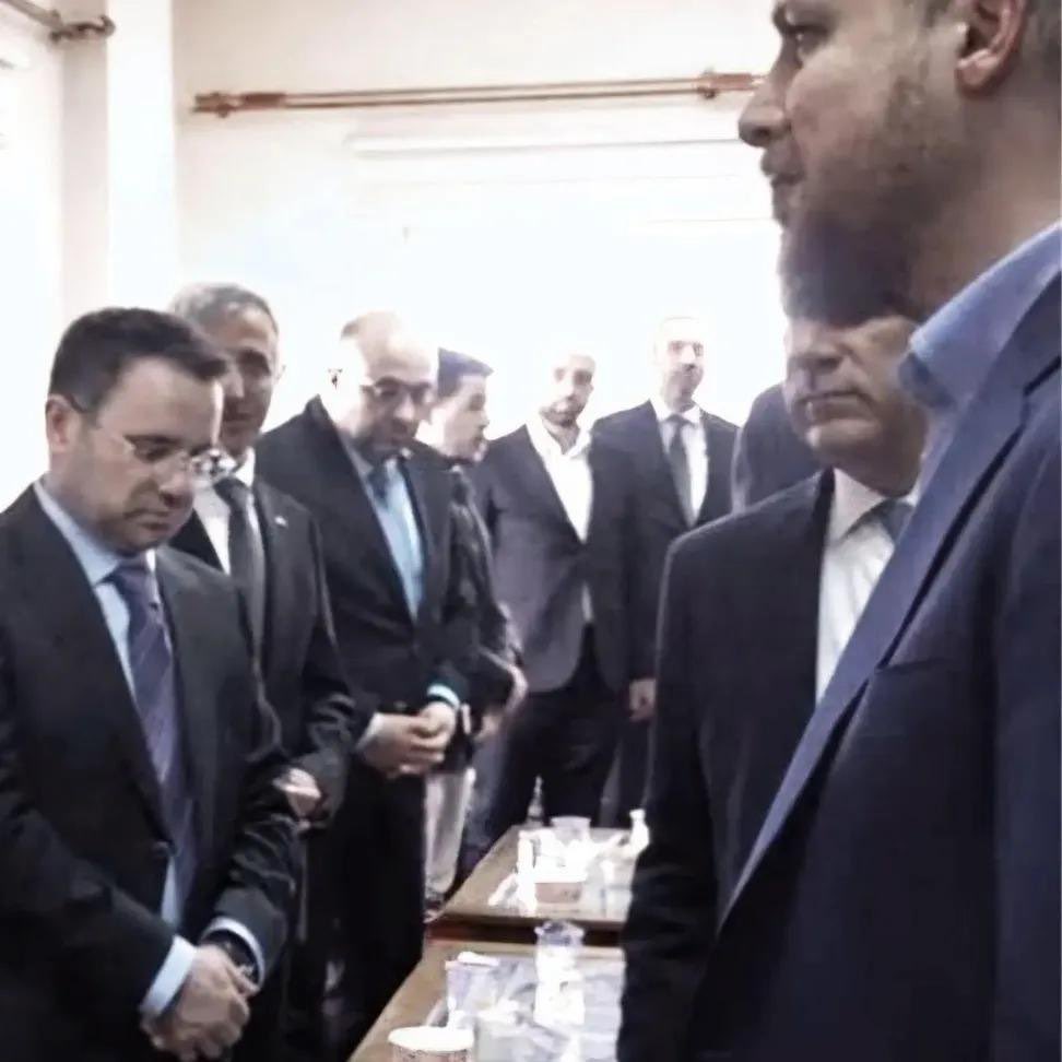 ZaferisvicreCH's tweet photo. İsviçreli Bilim İnsanları:

Soldaki Adalet Bakanı sağdaki ise sadece CB nin vasıfsız oğlu. 

Burası bir Hukuk Devleti olamaz !

@umitozdag @zaferpartisi https://t.co/mdA9AbuXKp