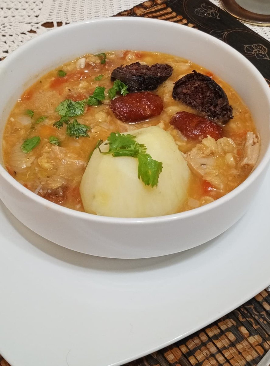 ciberjet24's tweet photo. Mi versión de Callos, con Garbanzos, Chorizos, Morcillas Acompañados con Papa Hervida y Pan con Ajo.
Cerveza Peregrina Honey.
Un plato muy Rico pero laborioso que me lleva a mí infancia a mí gente cocinando en un fogón.
A mí Campo ❤️

#Venezuela
#Comida
#FoodLovers 
#ChefPappi https://t.co/eytFz2a1HC