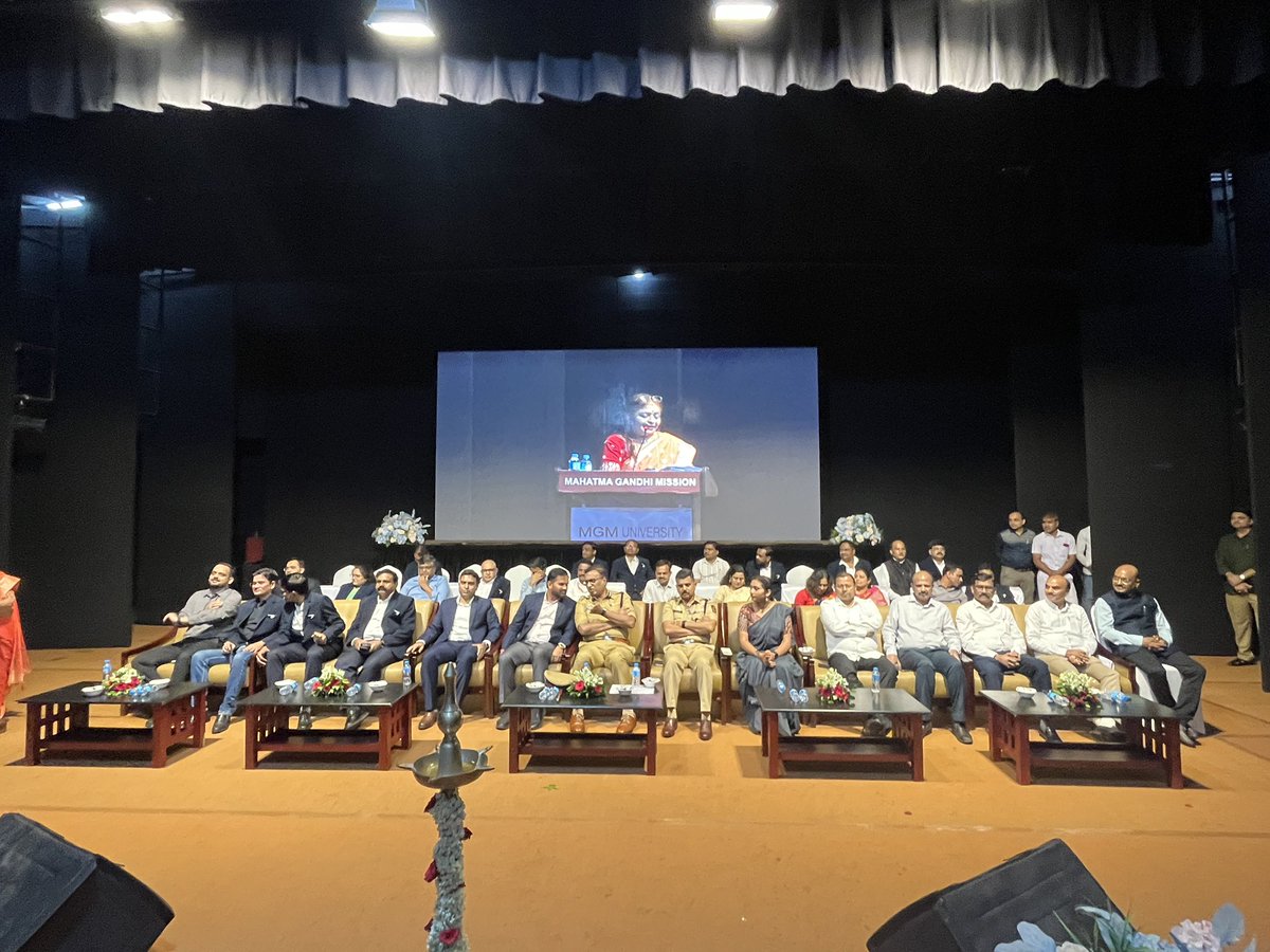 CollectorCSN's tweet photo. महसूल दिना��िमित्त आयोजित गौरव समारंभात विभागीय आयुक्त जी. श्रीकांत यांच्या प्रमुख उपस्थितीत उत्कृष्ट अधिकारी-कर्मचारी, सेवानिवृत्त अधिकारी व गुणवंत पाल्यांचा गौरव करण्यात आला.
यावेळी जिल्हाधिकारी विनय गौडा जी.सी., भा.प्र.से., पोलीस आयुक्त प्रवीण पवार उपस्थित होते.
#महसूलदिन #Csn https://t.co/YIbDjQDL2g