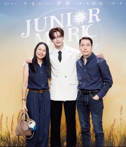 JRUiSaturnlight's tweet photo. คนที่น้องม้าคต้องระวังที่สุด ปณิธนิน มาแรงแซงหมดไม่เว้นด๊า 🤣🤣 แงงงงน่ารักอ่ะ 🫶🏻🫶🏻🫶🏻

JUNIORMARK ONCE SUNNYMOON
#JuniorMarkConcertD1

ปีที่แล้ว                                                  ปีนี้ https://t.co/LlFvDDaeZj