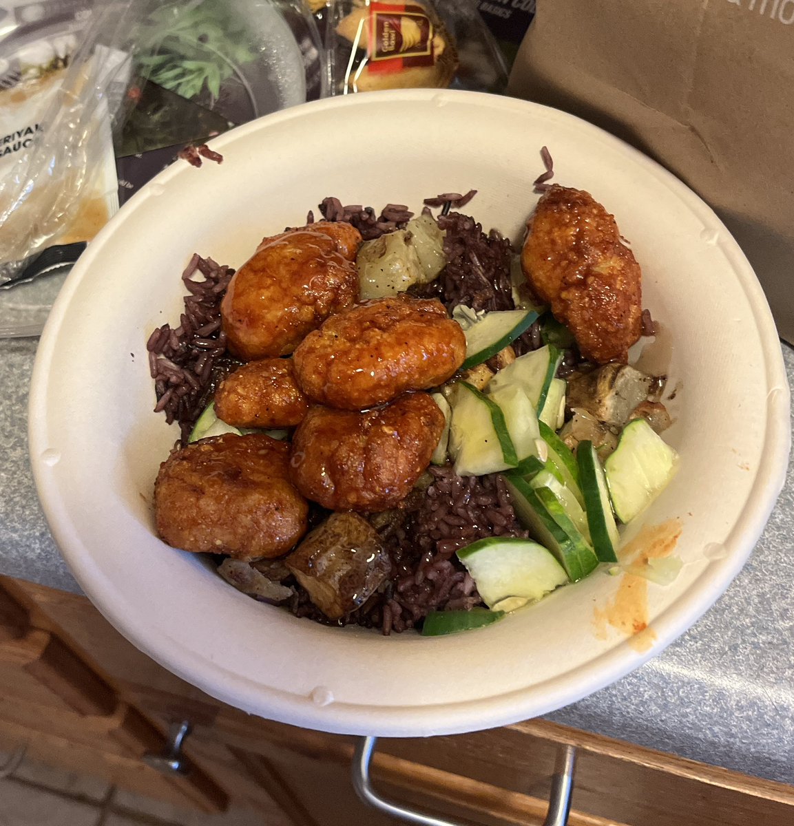 IZZYSUGARZ's tweet photo. Bibibop is so bus bro 🤤🤤 whole thing is 650cals but I didn’t eat a lot of the rice which is 350 so I’m gonna say I ate like 500cals because naivety is peace🙏 https://t.co/23FVsKR0E4