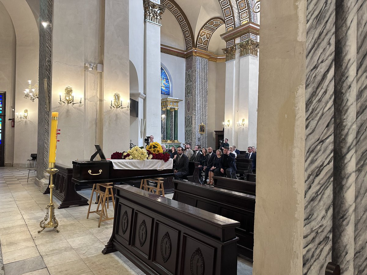 LachowskiMateus's tweet photo. W katedrze św. Aleksandra w Kijowie odbyło się dziś uroczyste pożegnanie polskiego wolontariusza Marka Ruska-Wolskiego, który zginął w ataku rosyjskiego drona podczas niesienia pomocy humanitarnej w rejonie Charkowa.

W uroczystości uczestniczyli przedstawiciele najwyższych władz Ukrainy oraz polskiej dyplomacji: minister spraw zagranicznych Ukrainy Andrij Sybiha, zastępczyni szefa Biura Prezydenta Ukrainy Iryna Wereszczuk, wiceprzewodnicząca Rady Najwyższej Ukrainy Ołena Kondratiuk, ambasador Ukrainy w Polsce Wasyl Bodnar, a także kierownik Ambasady RP w Kijowie Piotr Łukasiewicz @P_Lukasiewicz.

Marek Rusek-Wolski pomagał mieszkańcom terenów przyfrontowych: dostarczał żywność i lekarstwa oraz uczestniczył w ewakuacji ludności cywilnej. Zginął niosąc pomoc. Cześć Jego pamięci.