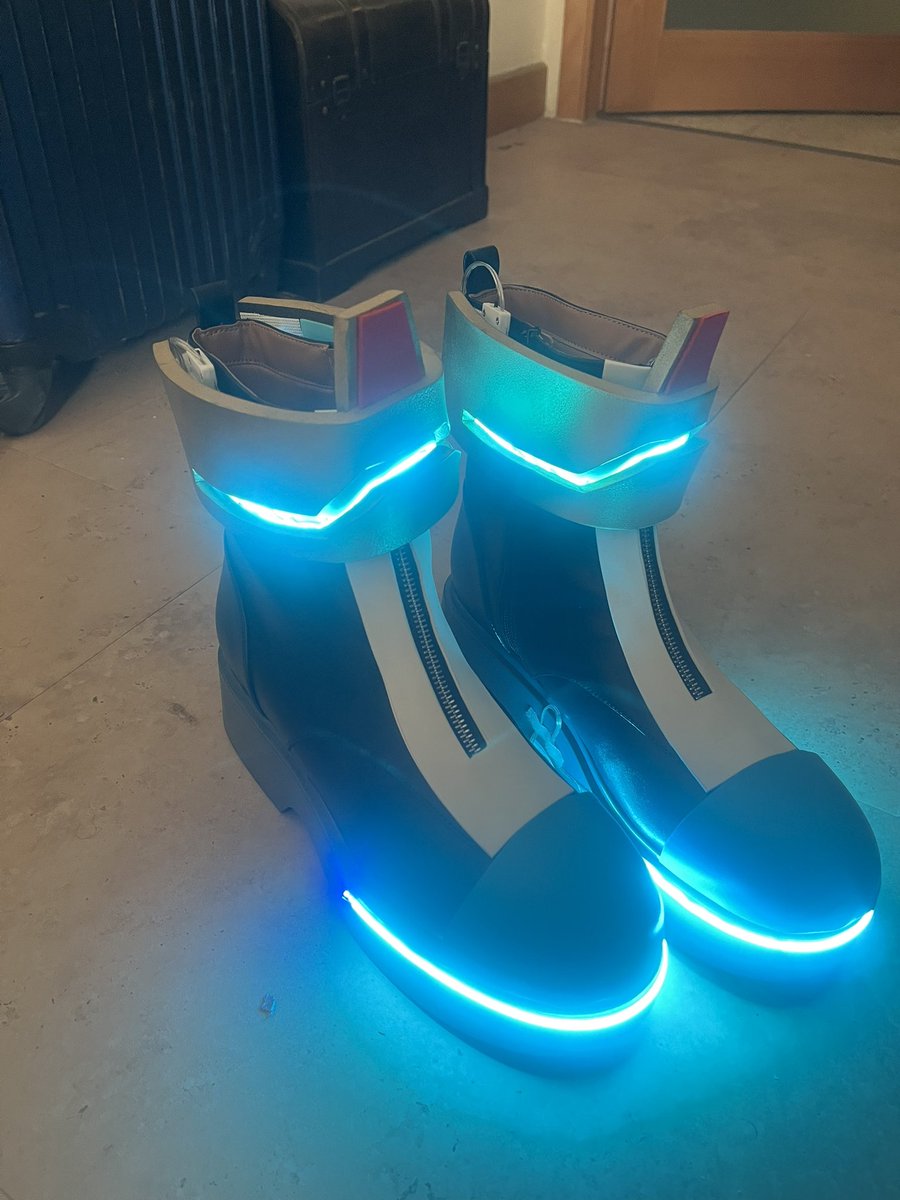 SilvTheHedgehog's tweet photo. 🇺🇸 After waiting six months, I received the custom order I placed with @MyNeverendingdr for Silver the Hedgehog's shoes.
I don't regret this investment for my future cosplay 🤍 https://t.co/OBahY5Lx1l
