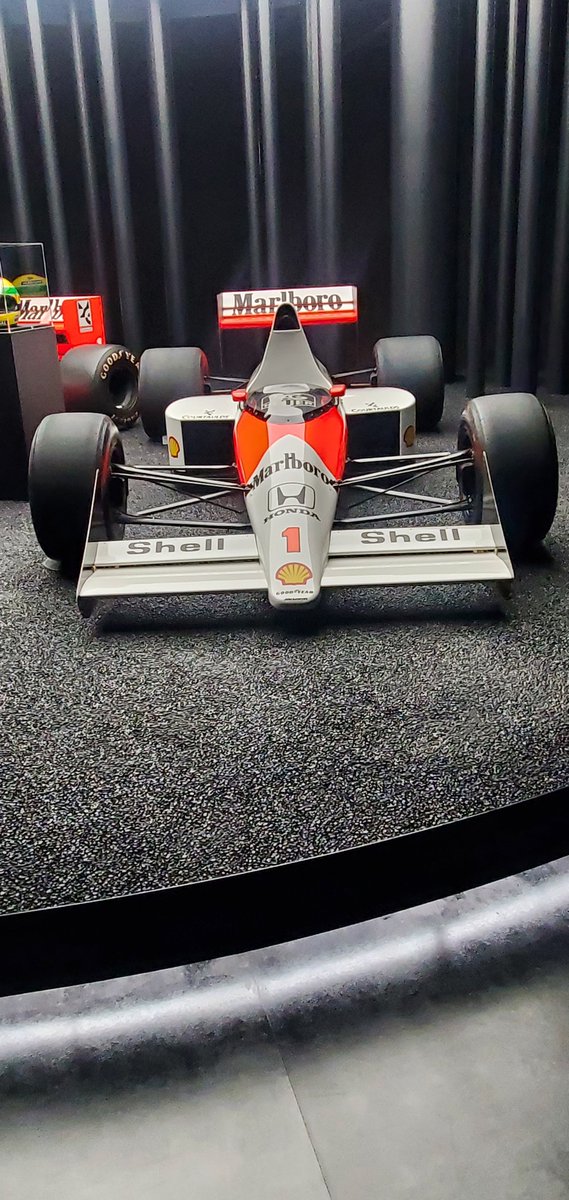 個人的思考】 白と赤のマクラーレン・ホンダが日本国旗と同色。 タバコ