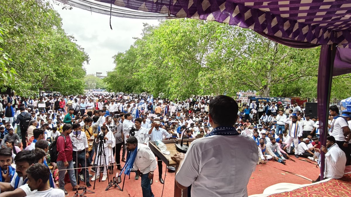 ShivPrakash04's tweet photo. लखनऊ के इको गार्डन में आज 'मंडल चेतना जन आंदोलन' के तहत सामाजिक न्याय की ऐतिहासिक हुंकार गूंजी।

आज़ाद समाज पार्टी (कां.) राष्ट्रीय अध्यक्ष एवं नगी��ा सांसद श्री @BhimArmyChief जी के नेतृत्व में हजारों साथियों ने मंडल आयोग की शेष सिफारिशों को लागू करने की मांग को बुलंद किया।

सामाजिक न्याय हमारा अधिकार है, एहसान नहीं।

जय भीम • जय भारत • जय मंडल • जय जोहार 💙🇮🇳✊