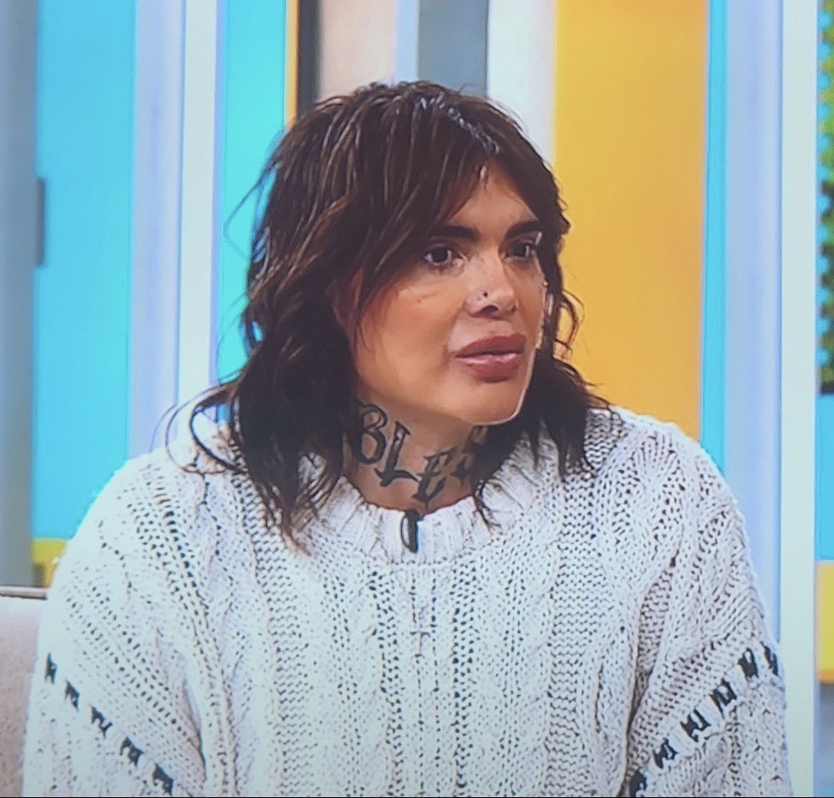 cuarentonafacha's tweet photo. Que chucha le paso a la Coni Capelli 😳 se parece al Nelson Mauri 🤭 https://t.co/0kxuWPscsV