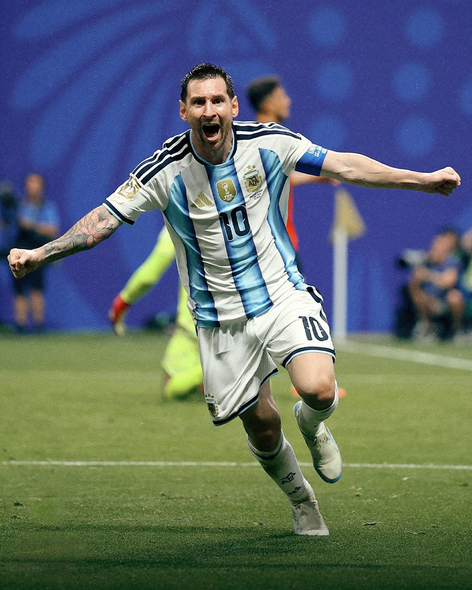 messi_archive's tweet photo. Se fue a jugar de extremo derecho como cuando tenía 18. Histórico. https://t.co/aHVbMI403z