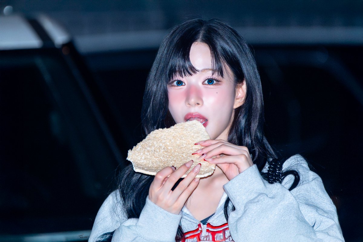 wootaej1216's tweet photo. 260731 프로미스나인 이채영
#fromis_9 #프로미스나인 #이채영 #Leechaeyoung https://t.co/LxNNr6Kst9