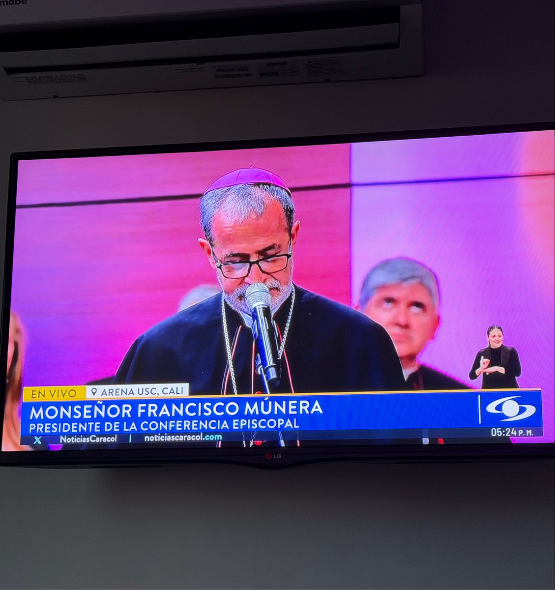VANEQ06's tweet photo. El protagonismo en esta posesión no se la llevó el presidente.
El gran espacio entregado a las alabanzas y bendiciones durante el acto de posesión de #abelardodelaespriella dejan ver la gran diferencia con #petro y el gran mandatario que tendrá #Colombia https://t.co/eeczIljYWW