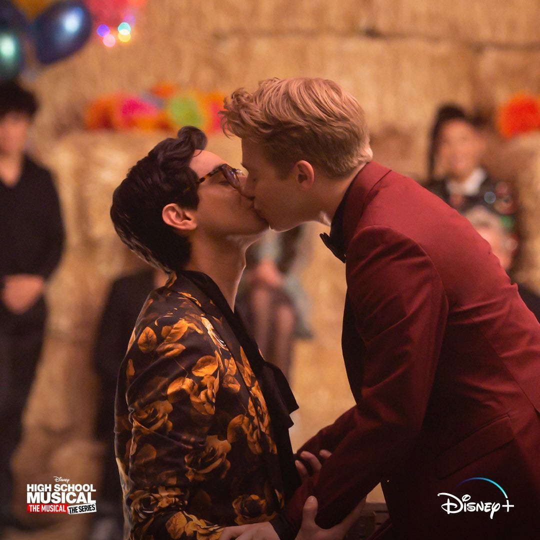 InfoDisneyHulu's tweet photo. Frankie A. Rodriguez e Joe Serafini, estrelas de High School Musical: The Musical: The Series, anunciam que estão noivos! 💍🤍