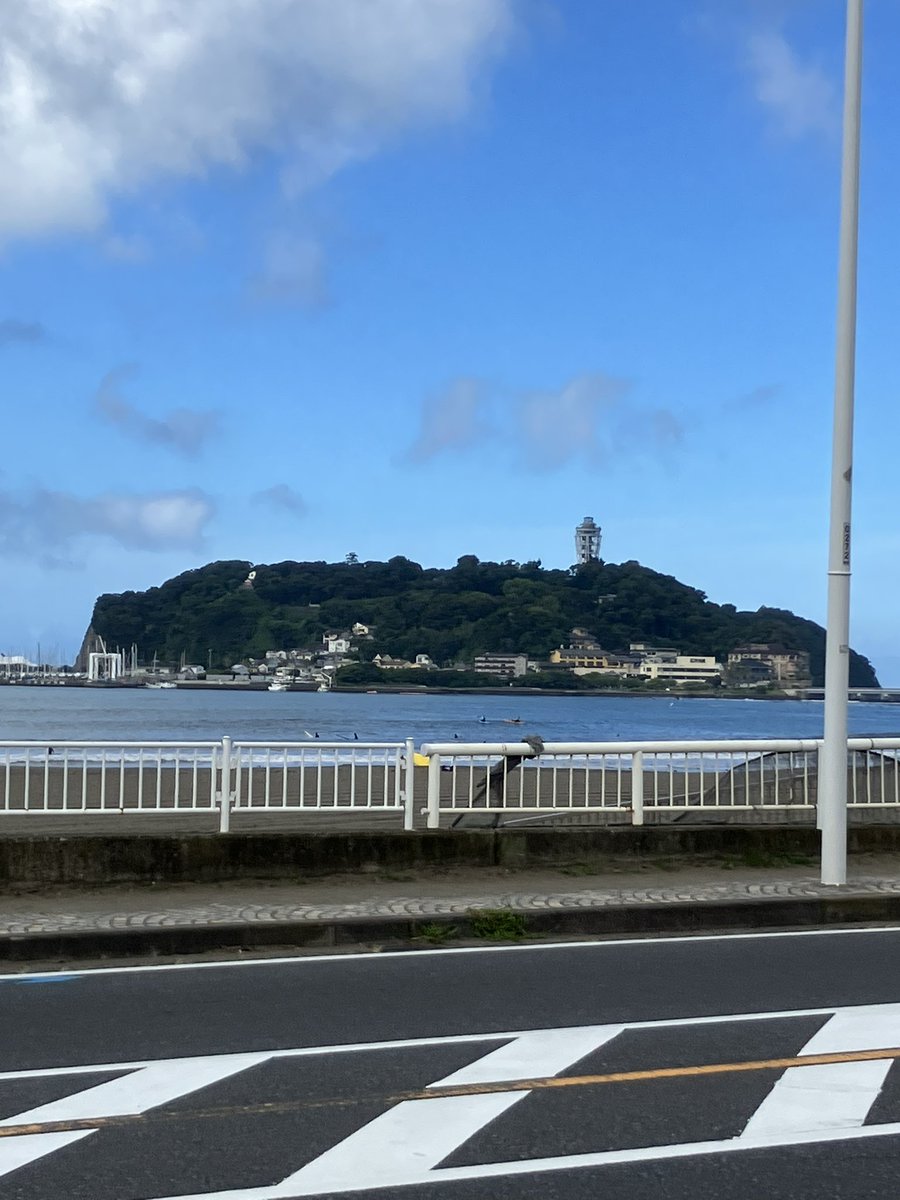 firstadus's tweet photo. 今日はまあまあ曇っているのに、江ノ島がくっきり見える気がする https://t.co/AxwqzueiuD