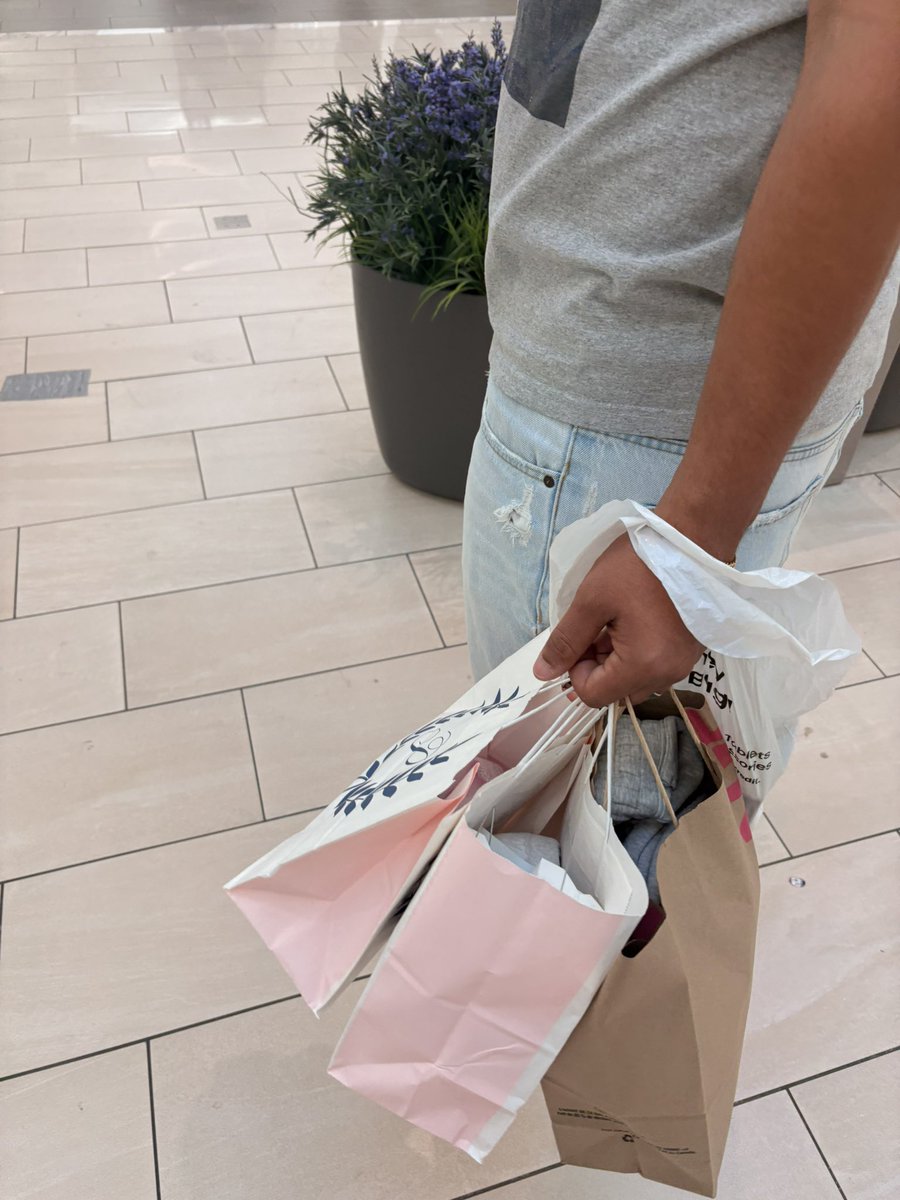 prttyherr's tweet photo. a man that takes you shppping and carries ur bags 😏 https://t.co/l2jsm3WMrC