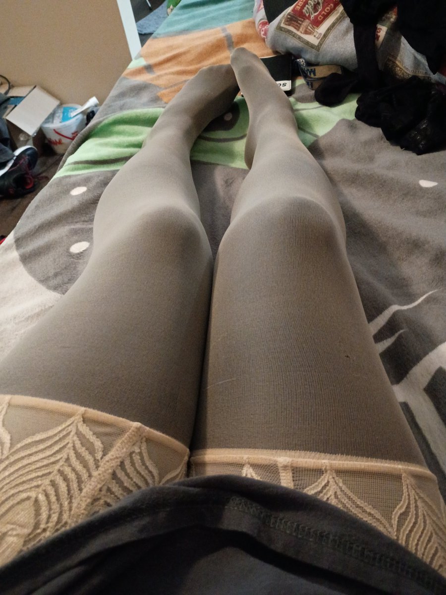 481Hook's tweet photo. @Pantyhosecolle1 What do you think about black opaque pantyhose layered with stockings https://t.co/x05RsL2I9i