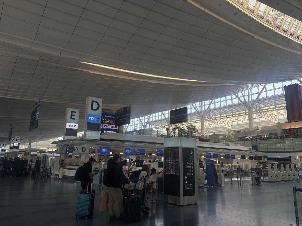 wondermugel's tweet photo. 一時帰国から戻ってきました✈️
土地と記憶は結びついているのか、急速に日本にいた自分を忘れそうになるのに驚くしちょっとこわくもなる
フジロックの感想もっと残したかったな、その場で書けたらいいんだけど時間がね😅 https://t.co/Vgxgz9Ehu2