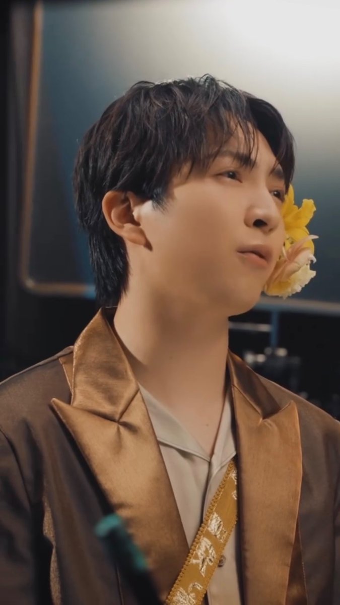 wararae1's tweet photo. 吉田さんのお花、黄色だったんだ。
映像だとモノクロ処理してるけど色あったんだ。
お花正面からも見たいな。

佐野さんのは胡蝶蘭と薔薇と上の方にカラーも入ってるな。下のは普通に紫陽花かな？プリザなら紫陽花は定番なんだけどね。
https://t.co/Mau7LU82li https://t.co/Yt7rLttTAY