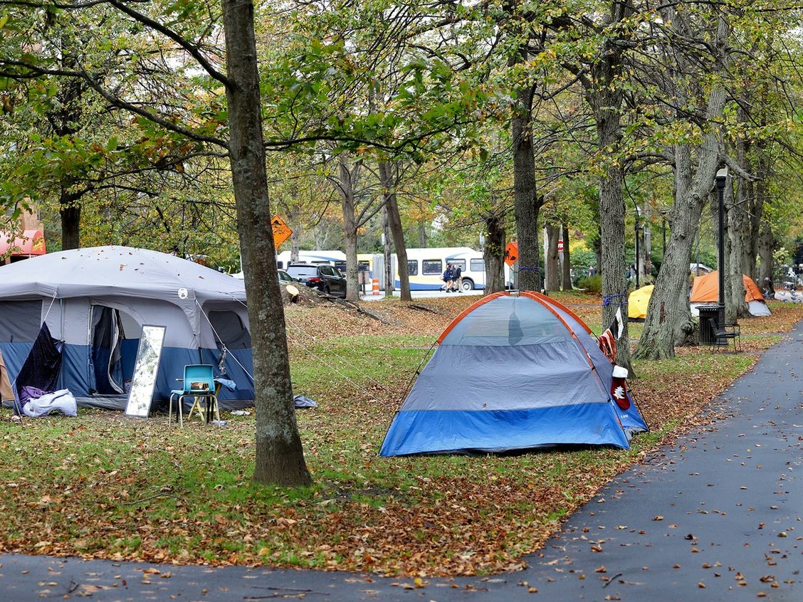 nationalpost's tweet photo. Judge rules homeless man's tent met accommodation requirements for enhanced income assistance.

"The term 'accommodation' should include the applicant's tent," Chief Justice Michael J. Wood wrote in the decision https://t.co/pknQ7dbr4h https://t.co/GrdJmUYDfU