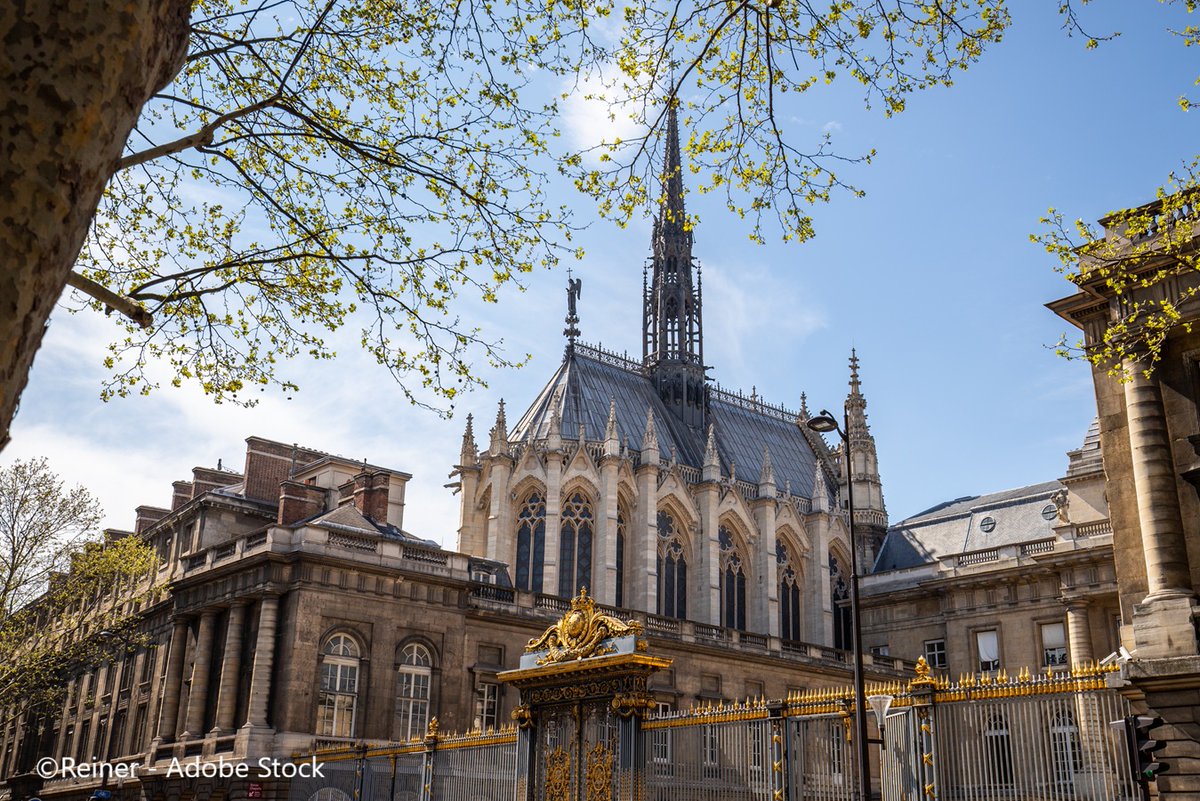 ExploreFranceJP's tweet photo. 🌈⛪🇫🇷まるで光でできた礼拝堂

パリ・シテ島にあるサント・シャペルは、13世紀に建てられたゴシック建築の傑作。

上階を彩る15枚の巨大なステンドグラスには、聖書の物語が1,100以上の場面で描かれています✨

実はこの礼拝堂、壁の大部分がステンドグラスで占められているのが大きな特徴。そのため、差し込む光によって、時間や天候ごとに異なる表情を見せてくれます🌈

晴れた日に訪れれば、色とりどりの光に包まれる幻想的な空間を体験できます。

#ExploreFrance