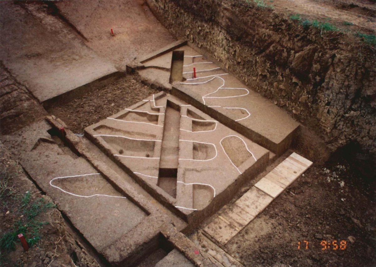 NEWS333's tweet photo. 普天間飛行場内に眠る縄文時代の遺跡 ～上原濡原遺跡～|宜野湾市 https://t.co/14fQI4SoQW

普天間飛行場内にある「上原濡原遺跡（ウエハラヌーリバルイセキ）」では、生産活動に関わる遺構が確認されており、縄文時代の地層からは、畑を営んでいた可能性を示す遺構も確認されています！ https://t.co/JUsK53kqsY