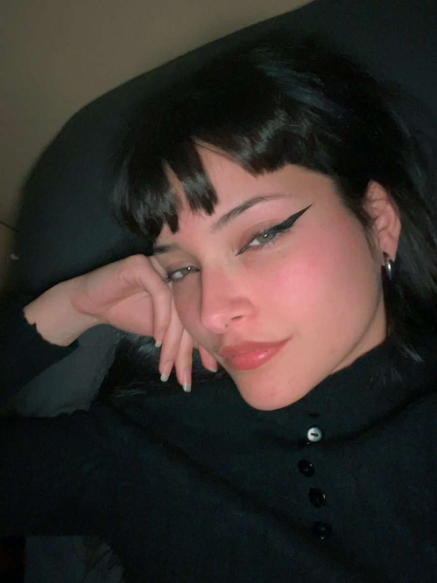 ruefeline's tweet photo. you could be useful while i nap 🦦 https://t.co/lPTqtCPCme