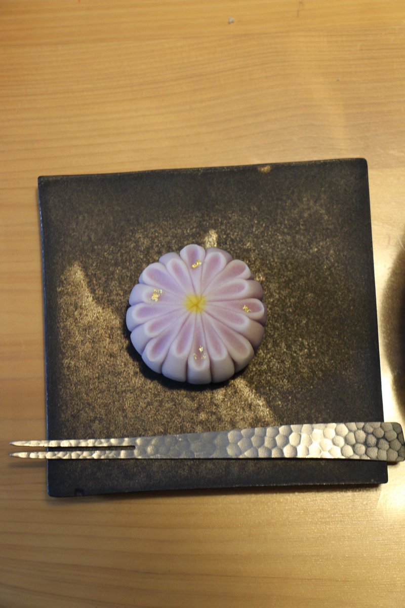 ueharasuomi's tweet photo. ケーキが嫌いで甘いものが苦手な小2の息子。僕のあんこはうまいと皿を空にする。子どもは味覚に嘘をつけない。
夏休みになり、毎朝30分勉強を継続している。本当に素晴らしい。
息子に襟を正され、今日はあんこの研究しながら新実験。
息子に負けない背中を。パパも頑張る。
8月 練切り　花火
 #和菓子 https://t.co/XTVowKpoqU