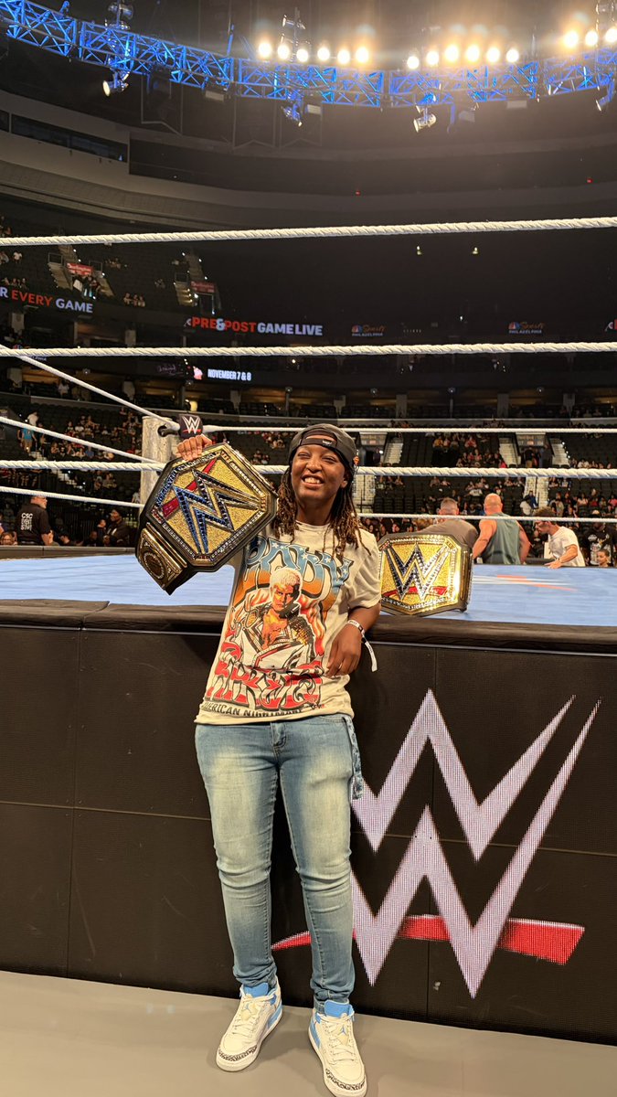 kayla1andonly24's tweet photo. Wwe know who i am holy shot nah IM famous??? Amazing LFG #smackdown #wwephilly https://t.co/quIpL4kPny