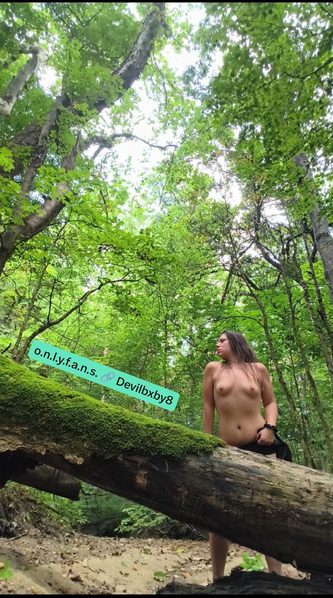 DevilBxby8's tweet photo. Become one with nature, like I'm meant to be 🪵🍒💋 https://t.co/KskCWu1k03