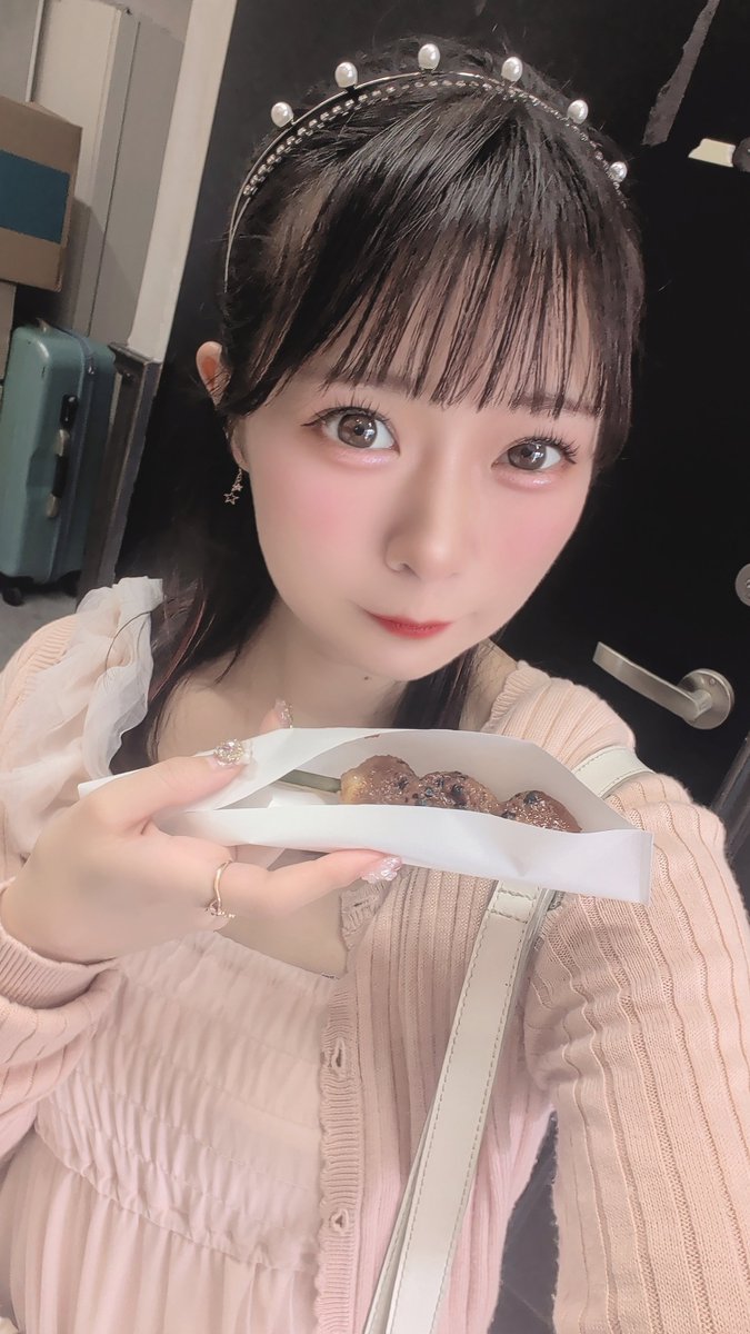 shiraishi_ft's tweet photo. おはよーっ♡☀️

この間、大好きなごへいもち屋さんに行ってきたよ〜っ✨️
できたてのごへいもち、やっぱりとーっても美味しかった🤤💞
幸せすぎた〜〜っ♡♡

そして今日は……♡
夜、八事で待ち合わせね？💕
会いに来てくれるの待ってるよ〜っ🐰🎀✨️ https://t.co/HuVxlkVKpR