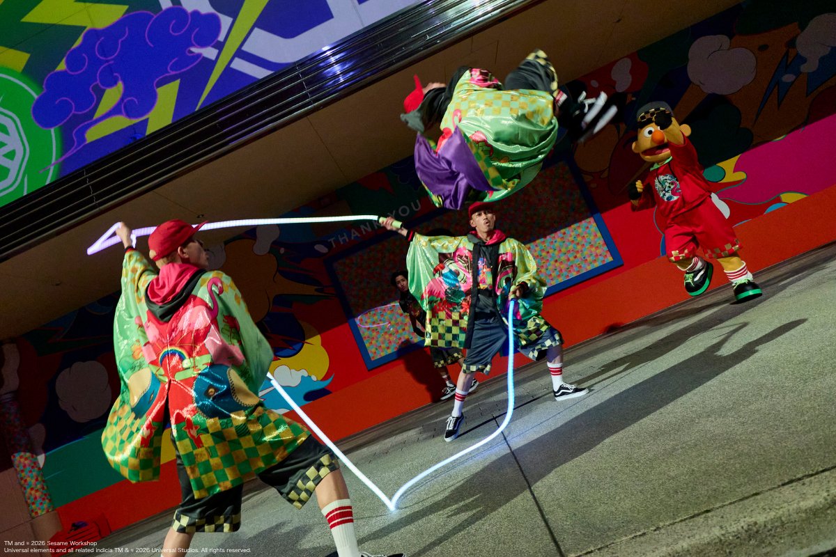 USJ_Official's tweet photo. 🎉🌟 サマーナイト・
ストリート・アクション 🌟🎉
アーニー&バートのコミカルなやり取りから
ダブルダッチやBMXなど✨
光×ストリートアクションの
大迫力パフォーマンスまで🌈✨
光でみんなの気持ちも輝かせよう💚
お気に入りのシーンがあればコメントで教えてね💛
https://t.co/8ip93a0aq9 https://t.co/wihdnA7olp
