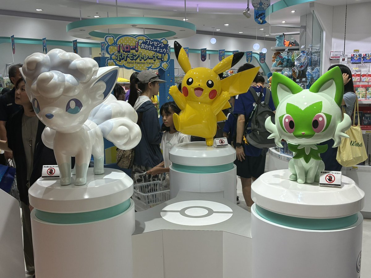 abydia_games's tweet photo. 念願の北海道上陸✨️時間の関係でちょっとだけですが、ポケモンセンターとポケふたも見れましたー！ロゴピンズもゲット‼️いつか本格的にポケふた巡りもしたい。。
#ポケモン 
#ポケモンGO 
#ポケふた 
#ポケモン好きな人と繋がりたい https://t.co/atkDRIxDXD