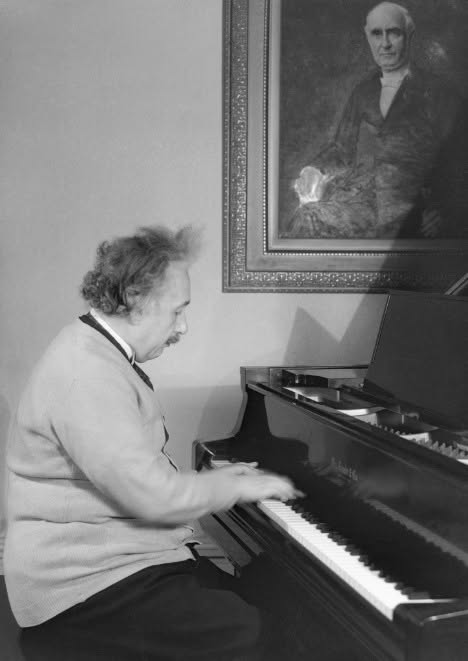 AlbertEinstein's tweet photo. Einstein starting the weekend. 🎹 🎶 🎵 https://t.co/PV0BoKGbqz