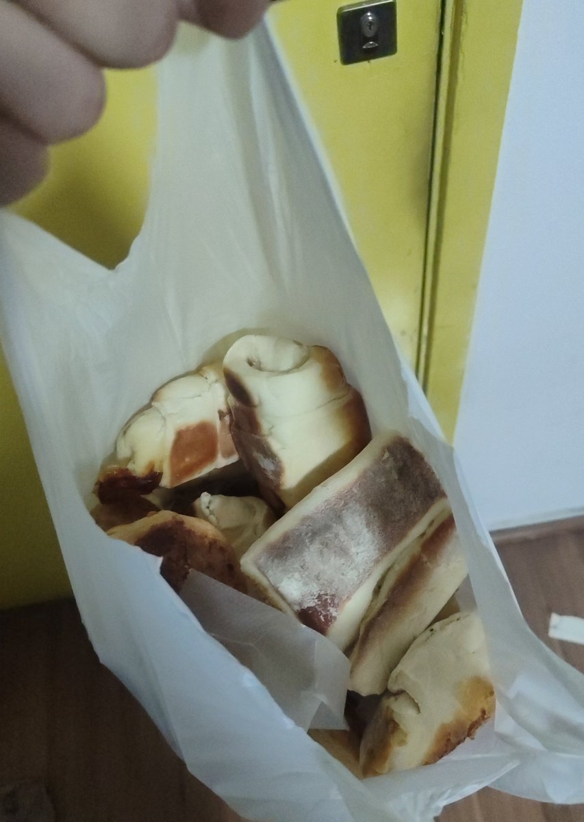 Hyacnthum's tweet photo. fui comprar salgado pedi um o cara falou "tá indo pra casa agora?" falei q sim ele só pegou tudo q tava na estufa me deu e nem cobrou https://t.co/Cn1c5Psvmg