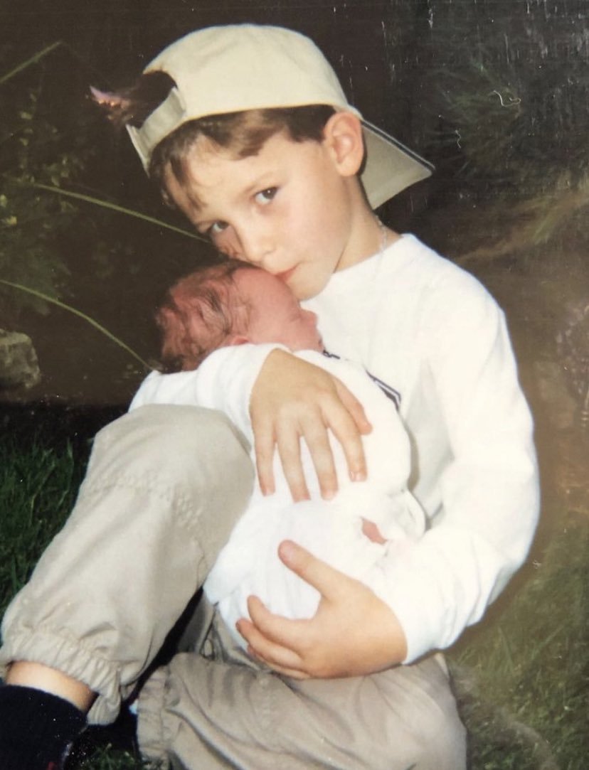 fabsstalvs's tweet photo. amanhã esse baby vai fazer 28 anos 🤯😭🤏🏻 e... caramba como o tempo passa rápido pqp juroo https://t.co/hyZDqplkMp