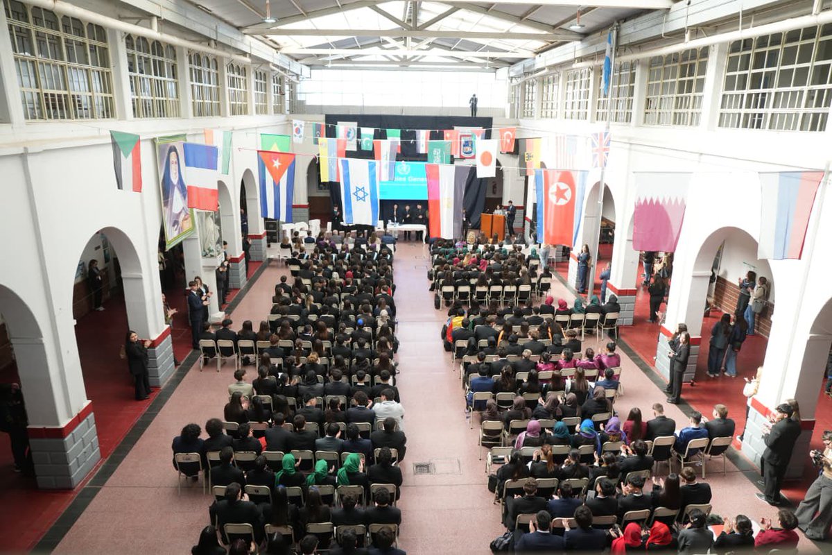 juanpinglese's tweet photo. Aprender a liderar también es aprender a escuchar.

Hoy compartimos el IX Modelo de Naciones Unidas del Instituto San Antonio, una experiencia donde nuestros jóvenes debaten, se ponen en el lugar del otro y buscan acuerdos.

Porque el diálogo también se aprende. Y se practica. 🙌 https://t.co/kGY5bYZt7L