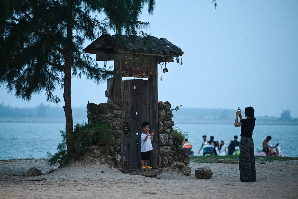 MeetQionghai's tweet photo. Boao brings the international vibe; Tanmen keeps the local soul. Each village in between has its own character — Shamei is known for its B&Bs, Nanqiang for its art scene, Paigang for its fishing port. Together, they form a region of many stories. Visa-free entry is available for citizens of 86 countries. Fly direct to Boao Airport! (Photo: Pu Xiaoxu/ Xinhua News Agency)
#Boao #Tanmen #RuralRevitalization #CulturalDiversity #VisaFreeHainan #Qionghai #TravelChina #MeetQionghai