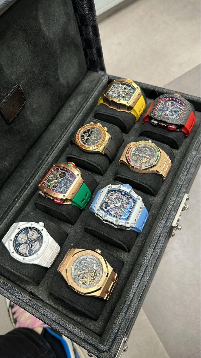 LIL_DEFF001's tweet photo. OVO got the owl. Drake got the wrist game. 🦉⌚️ https://t.co/dR3vRHItcz