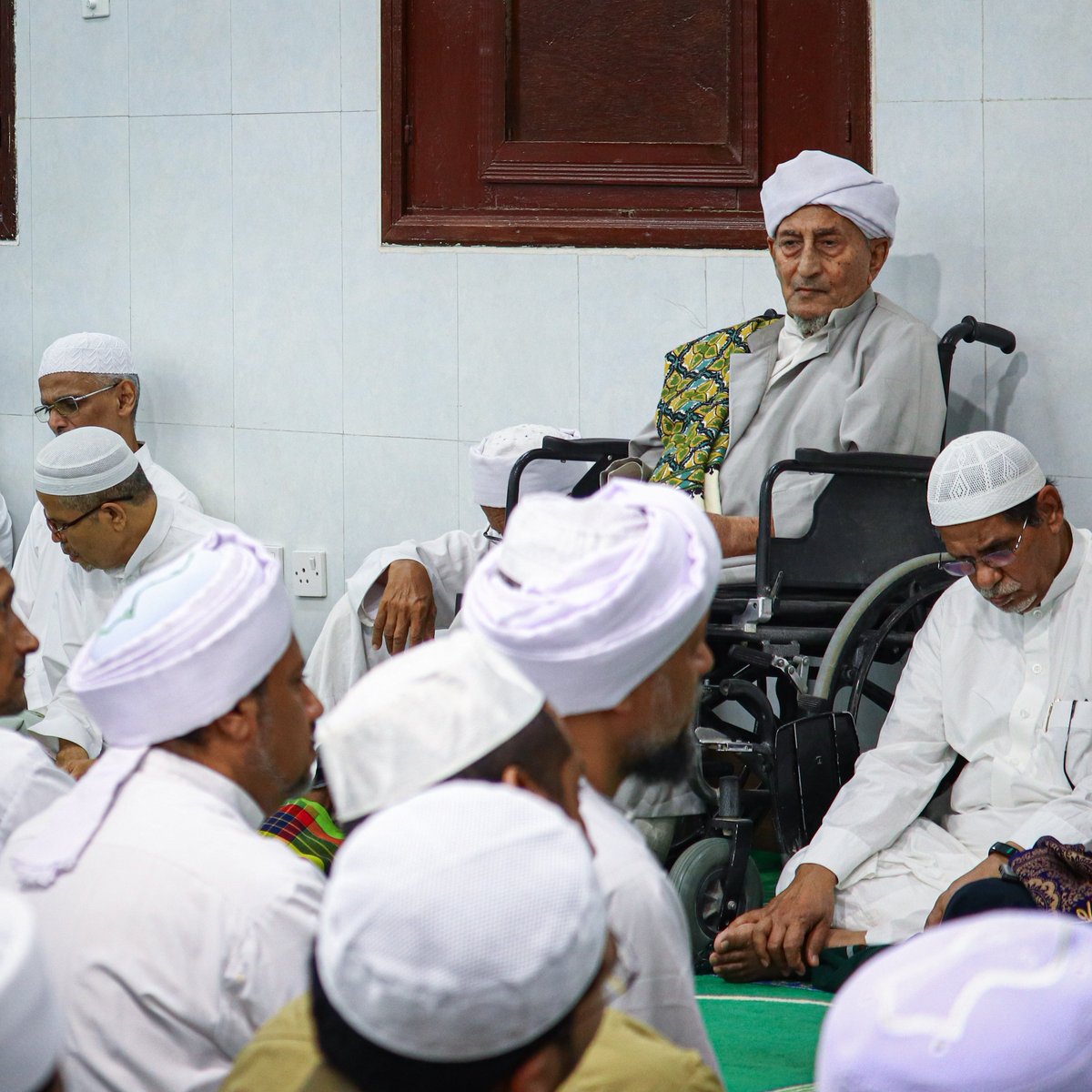 habibomar's tweet photo. اقرأ: عظمة الإله ومجاري نواله وعطاياه ومصير الكل إليه وفوز أهل تقواه
 محاضرة الحبيب عمر بن حفيظ ضمن سلسلة #إرشادات_السلوك بدار المصطفى بتريم، ليلة الجمعة 24 صفر 1448هـ

للاستماع أو قراءة المحاضرة مكتوبة
https://t.co/VvodjhsUBE
لمشاهدة المجلس كاملاً:
https://t.co/DNh0qyKXlN
لتحميل نسخة pdf: https://t.co/nlZAbmZ5DY

(وَسِيقَ الَّذِينَ اتَّقَوْا رَبَّهُمْ إِلَى الْجَنَّةِ زُمَرًا) سيدنا ومولانا، كلّ ما مضى مِن أعمارنا وأنت عالم بما فيه؛ نتوَجَّه إليك في باقي عمر كُل منا أن تجعله في تقواك، لا يعيش أحد من الحاضرين ولا من السامعين ولا من يتابعهم ويواليهم باقي عمره إلا في تقواك..

#عمر_بن_حفيظ #إرشادات_السلوك #سلوك #فكر #تريم #حضرموت