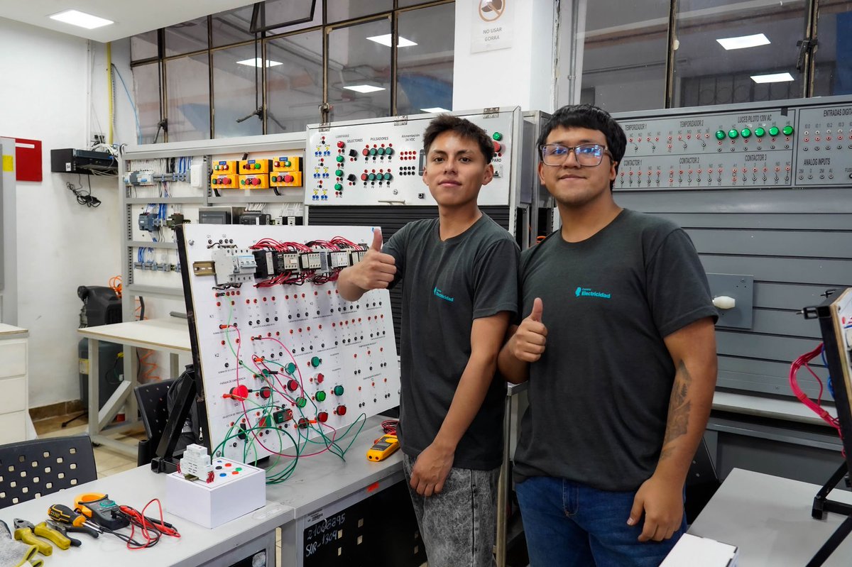 Educacion_Ec's tweet photo. 🎓🚀 ¡Formación técnica que prepara a los profesionales del futuro!

📍 QUITO | La ministra @GildaAlcivarOk visitó el Instituto Superior Universitario Sucre, que celebra 30 años de trayectoria formando talento para el Ecuador.

Con 3000 estudiantes, la institución fortalece una educación técnica y tecnológica basada en la innovación y la formación práctica, preparando a sus estudiantes para responder a los desafíos del mundo laboral. 🏫