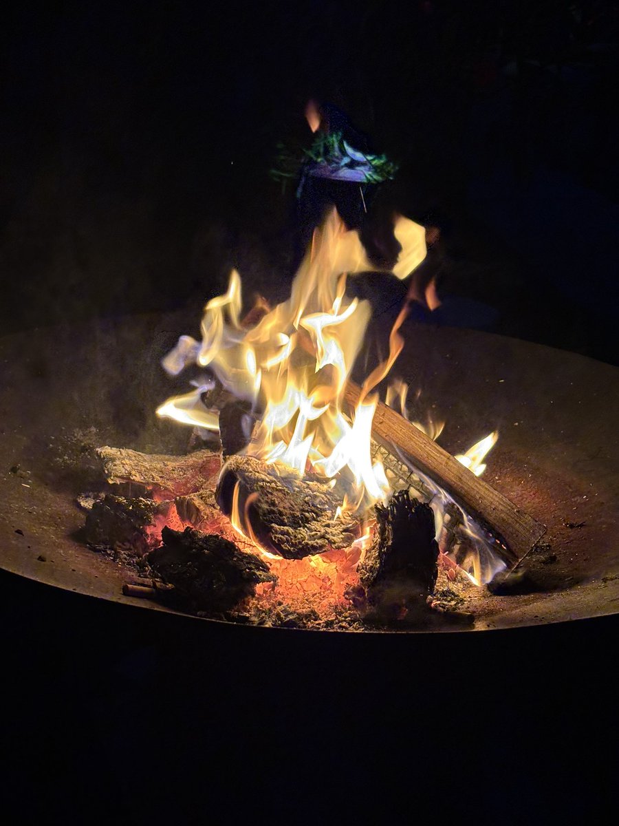 LRB36762316's tweet photo. Vuurtje, wijn, muziekje en mijn lief weer thuis,een perfecte zomeravond 😊🍷🎶❤️ https://t.co/gqeoGmxZiq