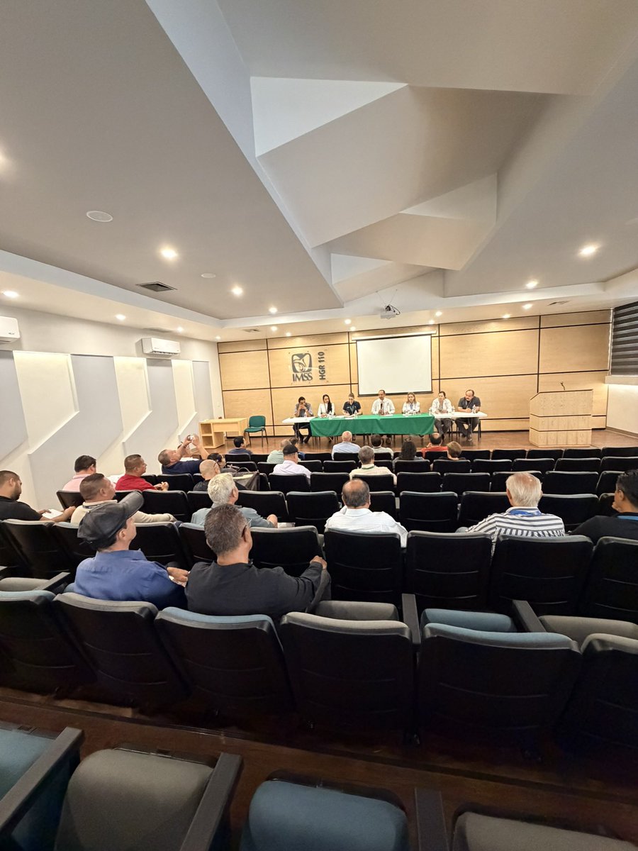 sicotrapej's tweet photo. Qué tal !! Hoy ya estamos en las #juntaslocalesparalossecretariodeprevisionsocialanteelimss en las instalaciones de la clínica #110 de oblatos  a quien agradecemos la bienvenida! #sicotrapej #transportepublico #CTM https://t.co/mc7NWyfm8P