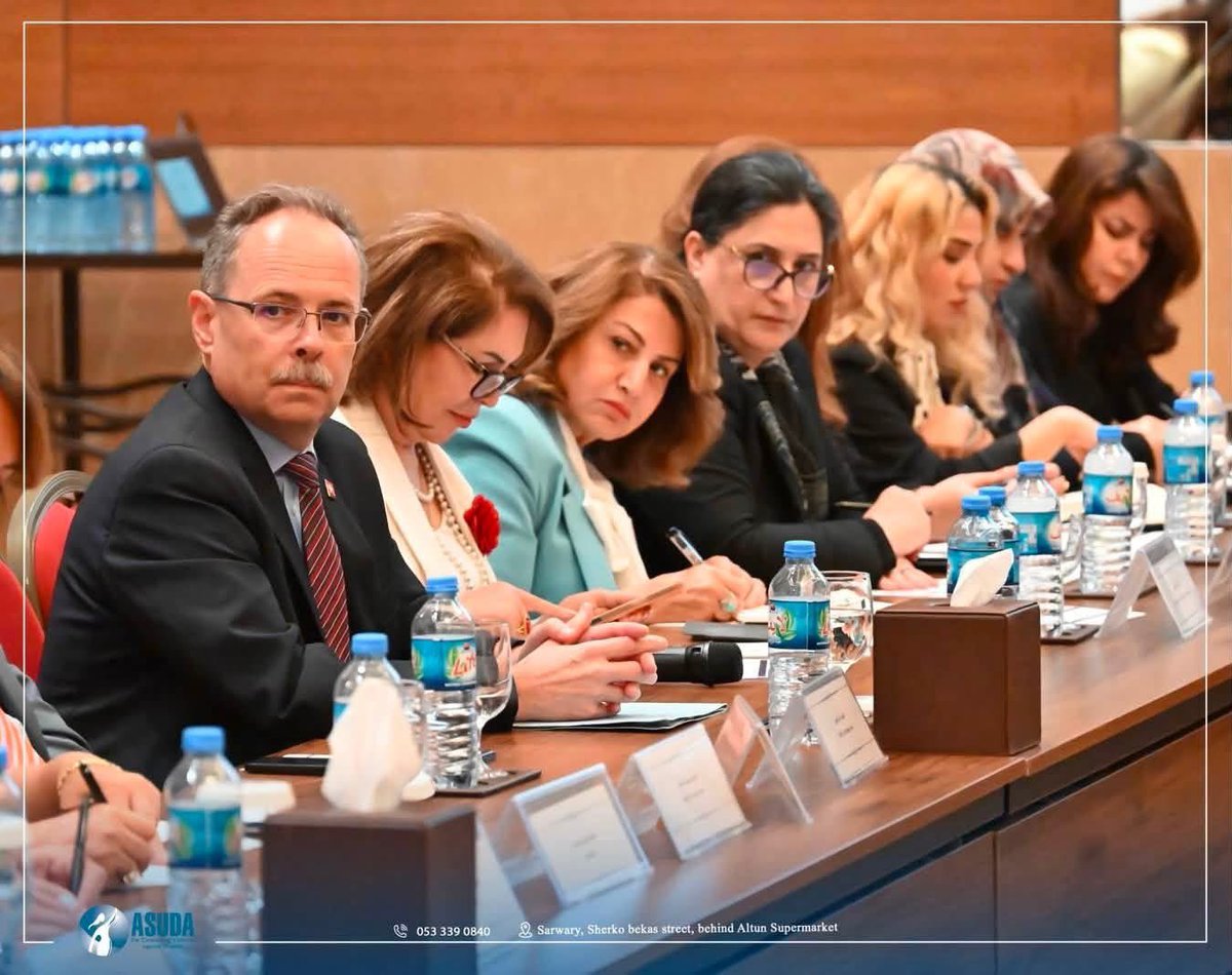 KhanimL's tweet photo. سليمانية
6 اب 2026
نظّمت منظمة أسودة في السليمانية، وبدعم من سفارة سويسرا في العراق، اجتماعًا رفيع المستوى بعنوان «بناء الالتزام السياسي تجاه مشاركة المرأة وقيادتها في العراق»، بحضور سعادة سفير سويسرا في العراق، ومستشاري رئيس مجلس الوزراء، وأعضاء من مجلس النواب العراقي وبرلمان إقليم كردستان، وممثلة وزيرة البيئة، إلى جانب ممثلي المؤسسات الحكومية، ومفوضية حقوق الإنسان، والمراكز البحثية، ومنظمات المجتمع المدني، وشخصيات سياسية ودبلوماسية.

ناقش الاجتماع سبل تعزيز الالتزام السياسي والمؤسسي بمشاركة المرأة، وتطوير البيئة القانونية والأمنية الداعمة، وتعزيز التمكين القيادي والاقتصادي للنساء، وتوسيع حضورهن في عمليات السلام وصنع القرار، بما يسهم في بناء عراق أكثر عدالة وشمولًا.

أتقدم بجزيل الشكر والتقدير لجميع المتحدثين والمتحدثات  السبدة @TalabaniAla نائبة دكتورة أشواق جاف و نائبة علا التميمى والسيدة امل جلال و دكتور منتصر الحسناوي  على مشاركاتهم القيّمة وما قدموه من رؤى وأفكار أغنت الحوار، كما أشكر جميع الضيوف الكرام على حضورهم الفاعل ومداخلاتهم البنّاءة.

وأخص بالشكر سعادة السفير السويسري في العراق على حضوره الكريم ومشاركته معنا، وكذلك لفريقه المرافق على دعمهم وجهودهم القيّمة. 
كما أتوجه بالشكر إلى كوادر منظمة أسودة الرائعة، التي كان لتفانيها وعملها بروح الفريق الدور الأساسي في نجاح هذا الاجتماع. كل الامتنان لجهودكم المخلصة.