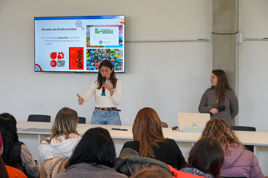 gobdecordoba's tweet photo. 🌿 Capacitamos a más de 120 docentes en educación ambiental en #LaPara, con una jornada que combinó formación presencial y una visita al Centro de Interpretación de la Bahía de #Ansenuza, en la cuarta edición de «Ambiente, Sostenibilidad, Economía Circular y Territorio».

La capacitación continúa con cinco encuentros virtuales para fortalecer la incorporación de la perspectiva ambiental en las prácticas pedagógicas de toda la provincia. 🦩📚

#HacerParaCrecer #EducaciónAmbiental #Biociudadanía
